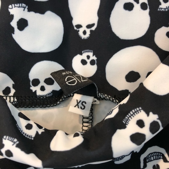 Onzie Skull Print High Basic Capri Leggings - Picture 13 of 16